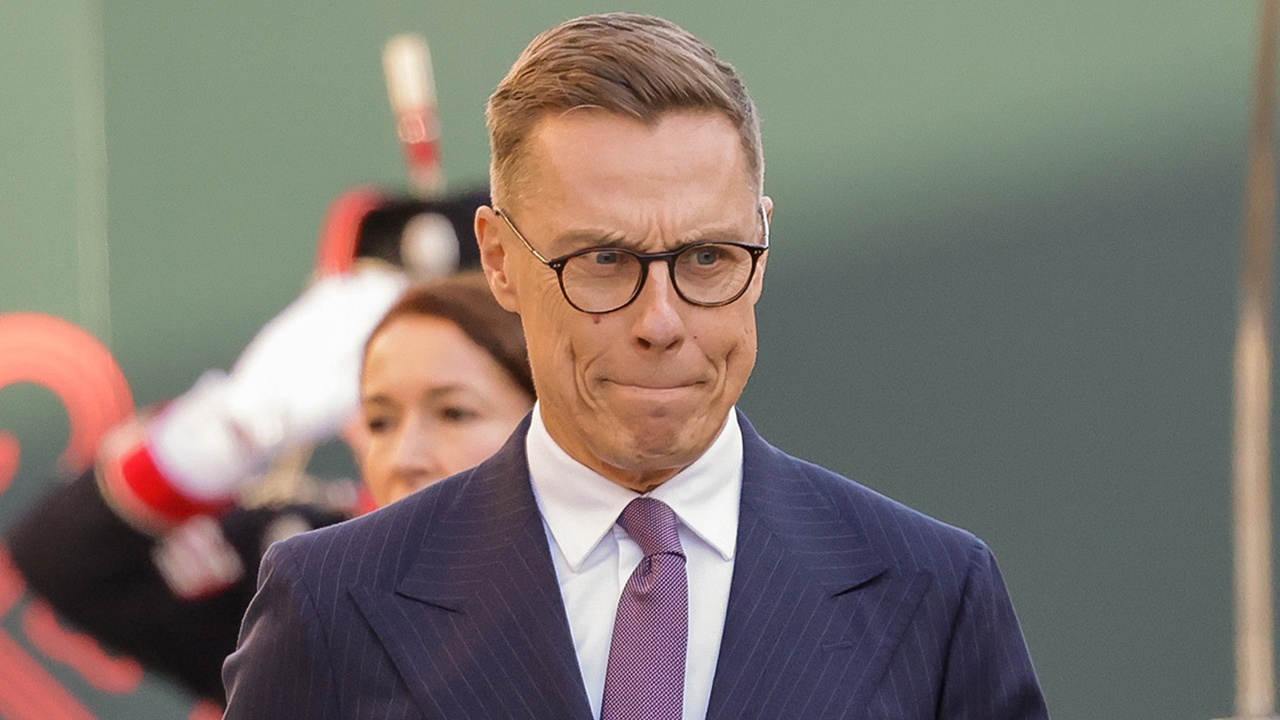 Президент Финляндии попал в неловкую ситуацию после общения из-за решетки