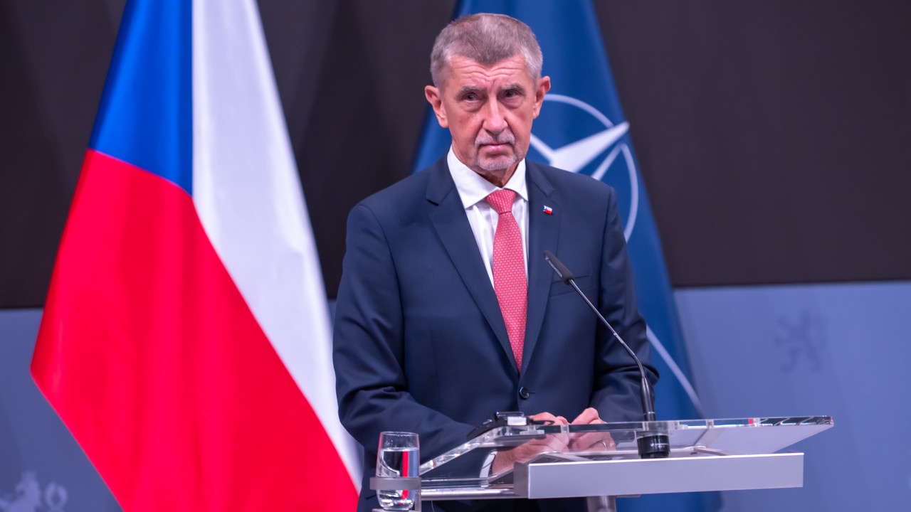 Премьер Чехии заявил, что его заставляли вести политику против России