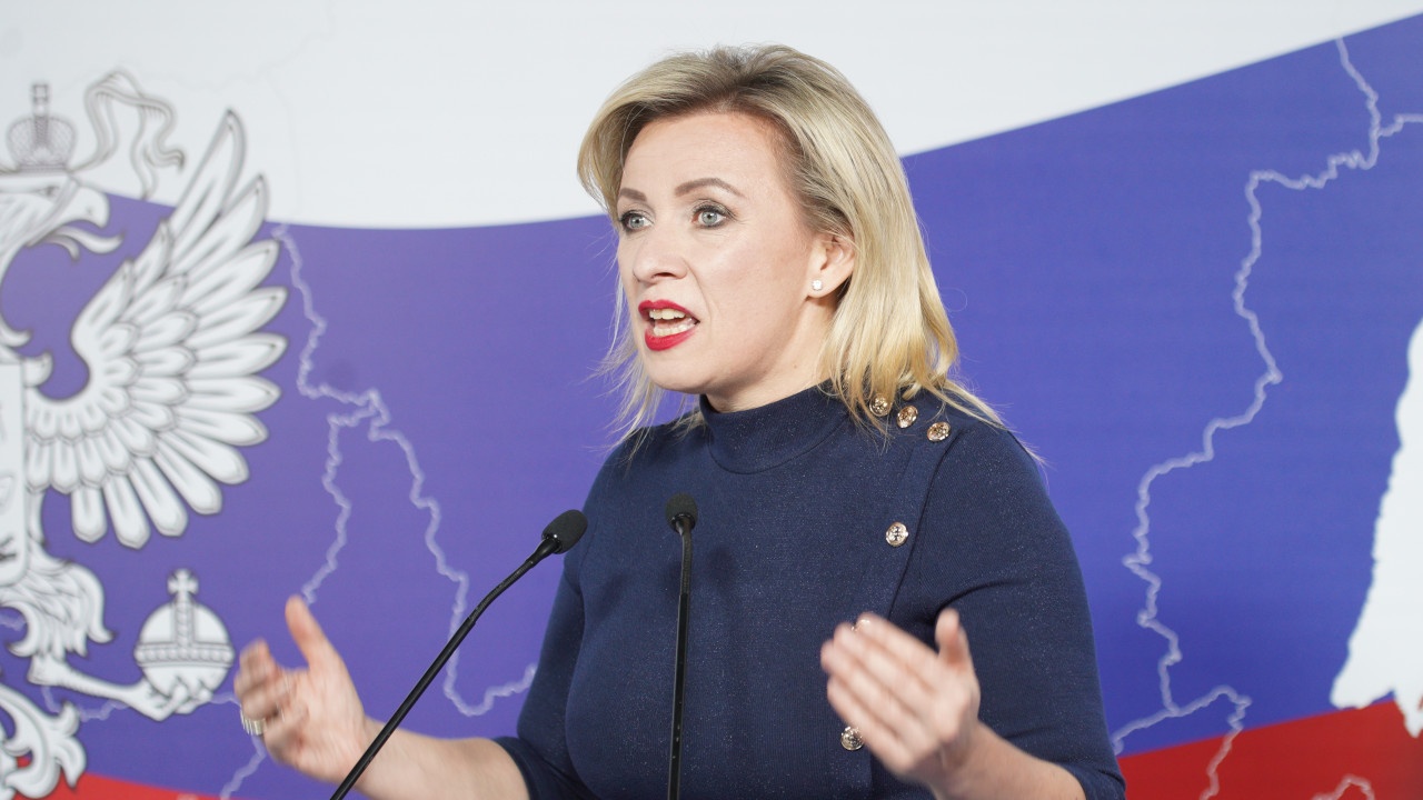 Захарова: на детей дипломатов России насильно распространяют гражданство США