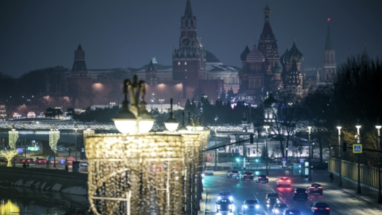 Дрон попал в здание на Мосфильмовской улице в Москве