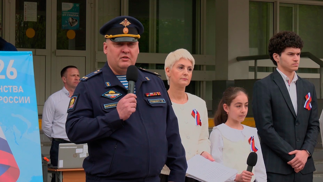 Участники СВО провели «Линейку Памяти» в московской школе ко Дню Победы