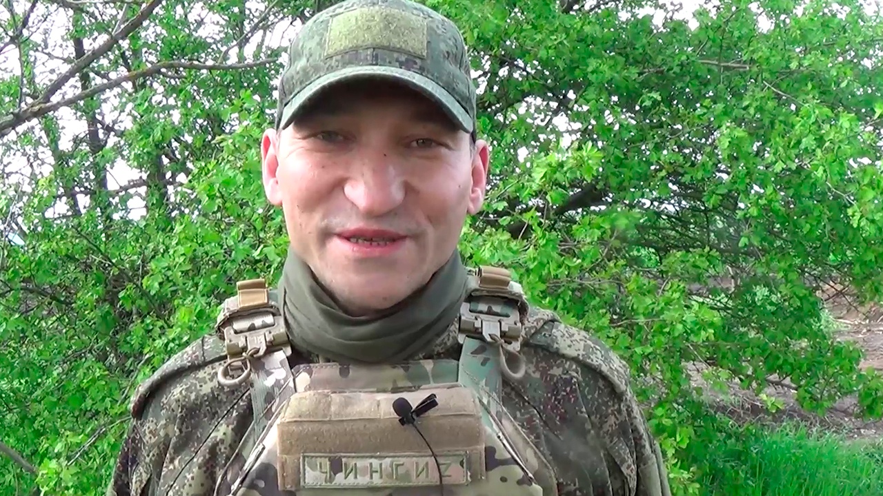 Замполит Алтынбаев рассказал, как вернулся в строй после попадания 50 осколков