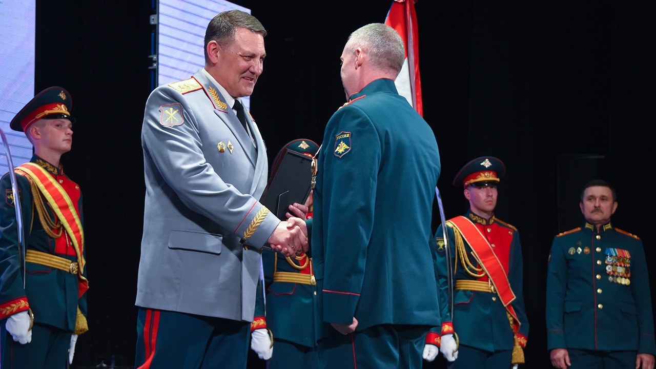 Генерал-лейтенант Гусев поздравил с Днем военно-политических органов