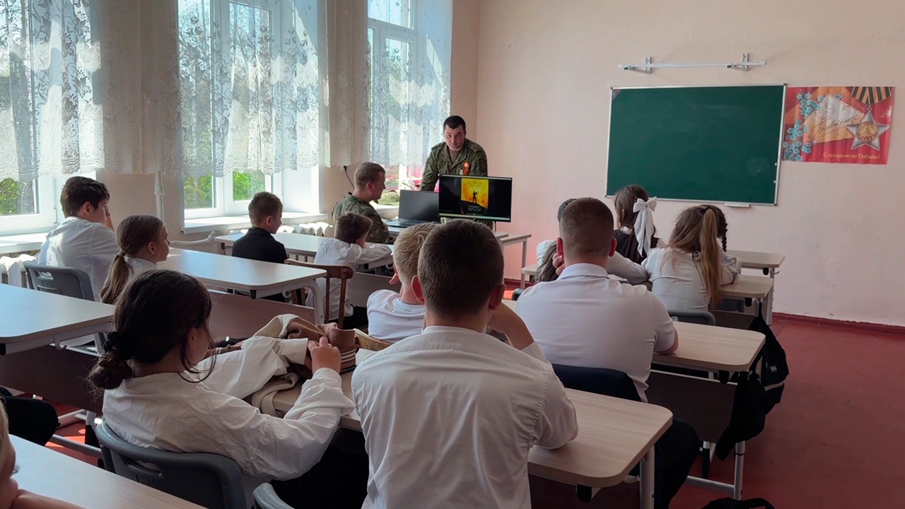 Бойцы-танкисты провели урок мужества в одной из школ Донецка