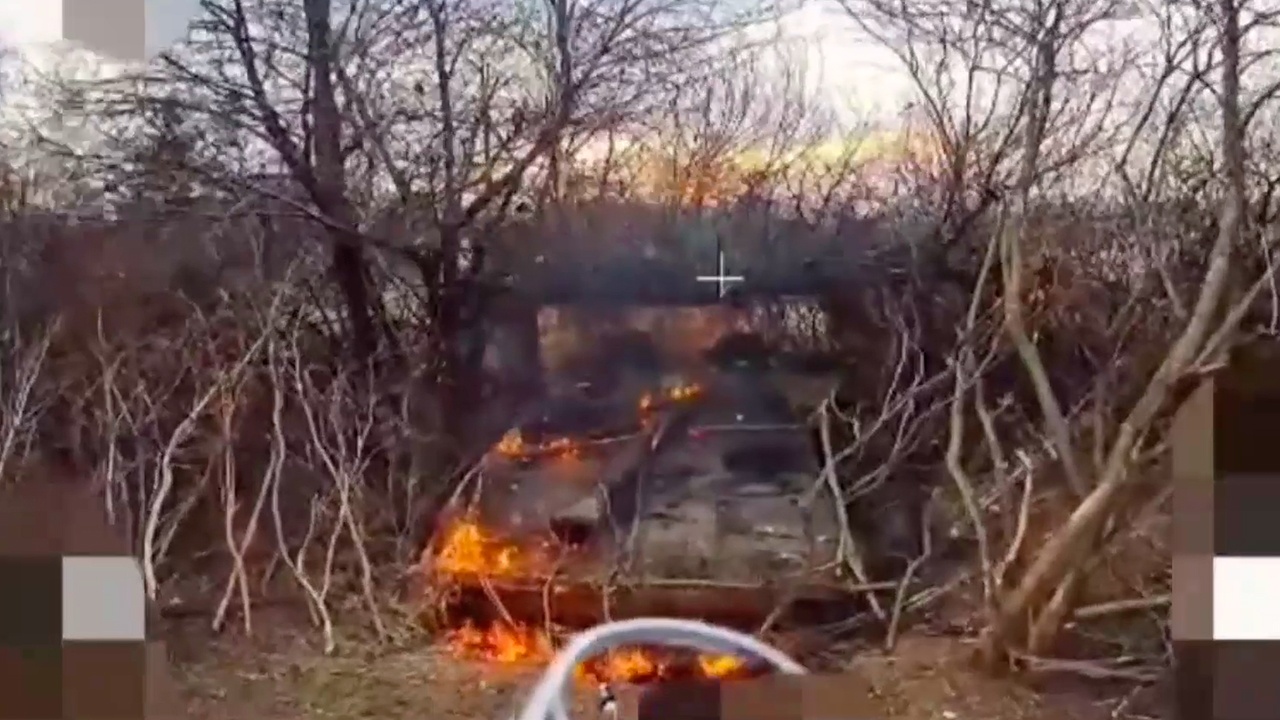 Операторы FPV-дронов сожгли самоходку боевиков в Харьковской области