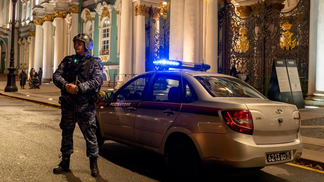 Посетитель Эрмитажа сел на Большой императорский трон в Георгиевском зале