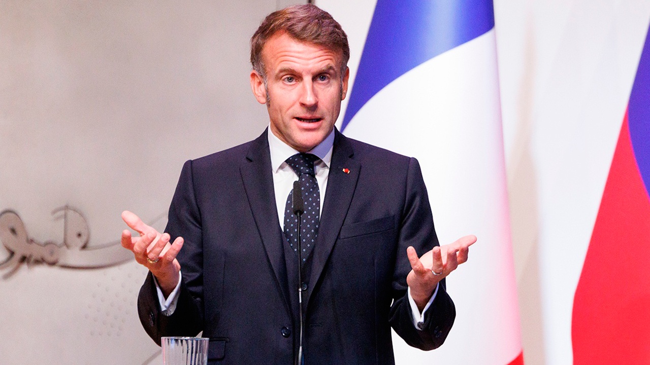 Песков заявил, что Макрон не дошел до телефона для звонка Путину
