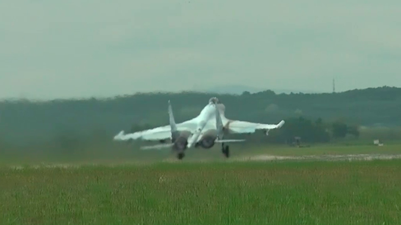 Су-35С прикрыл вертолеты, атаковавшие живую силу ВСУ