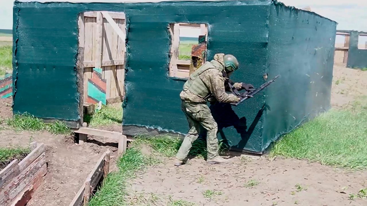 МО РФ показало кадры подготовки добровольцев, заключивших первый контракт