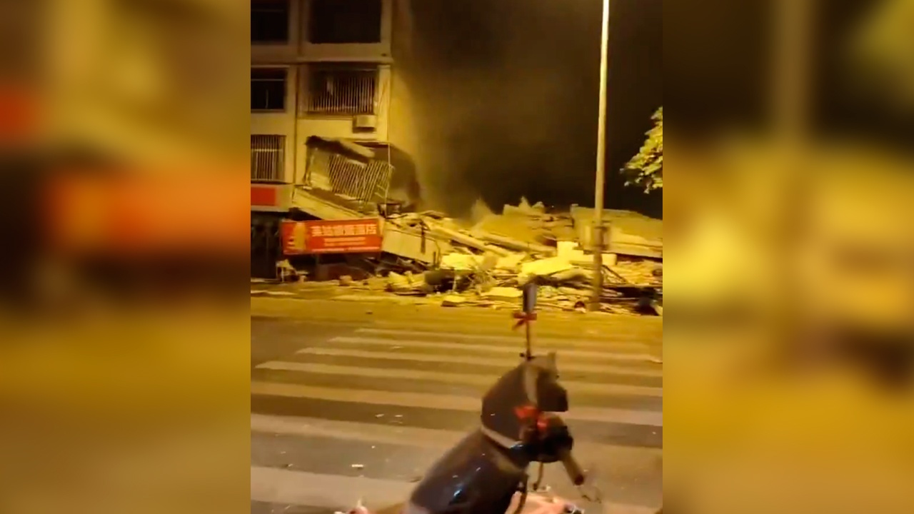 В Китае показали разрушения после землетрясения магнитудой пять 