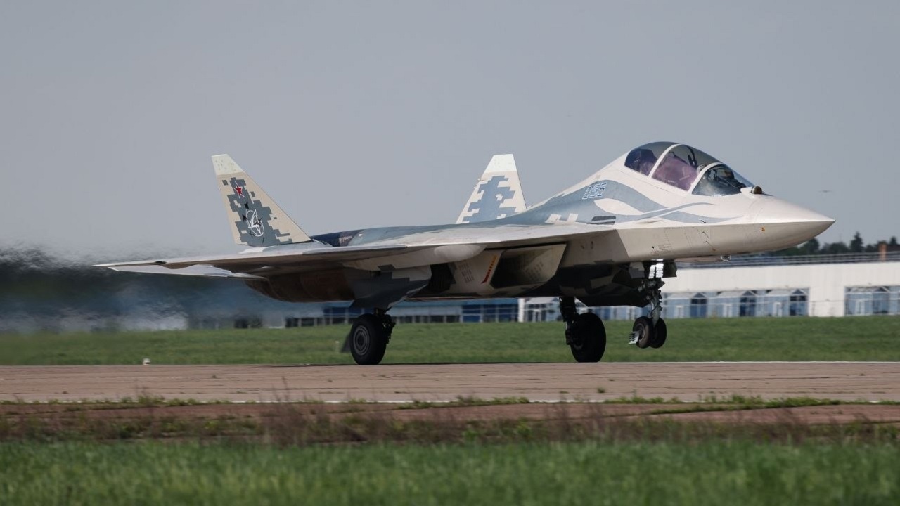 Состоялся первый полет прототипа двухместного истребителя пятого поколения Су-57