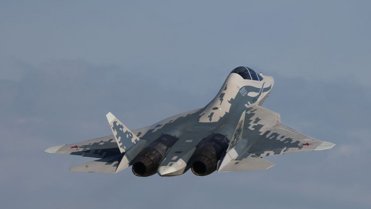 Ответственный старт и мягкая посадка: появились кадры испытаний нового Су-57Д