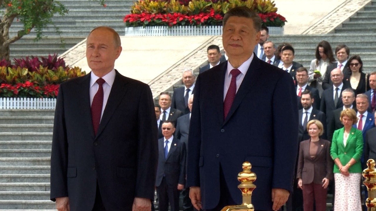 Путин и Си Цзиньпин поприветствовали друг друга на площади Тяньаньмэнь