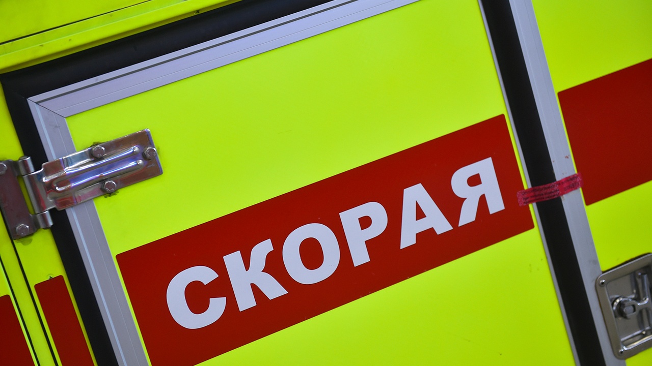 Два человека пострадали в результате ДТП на остановке в Петербурге