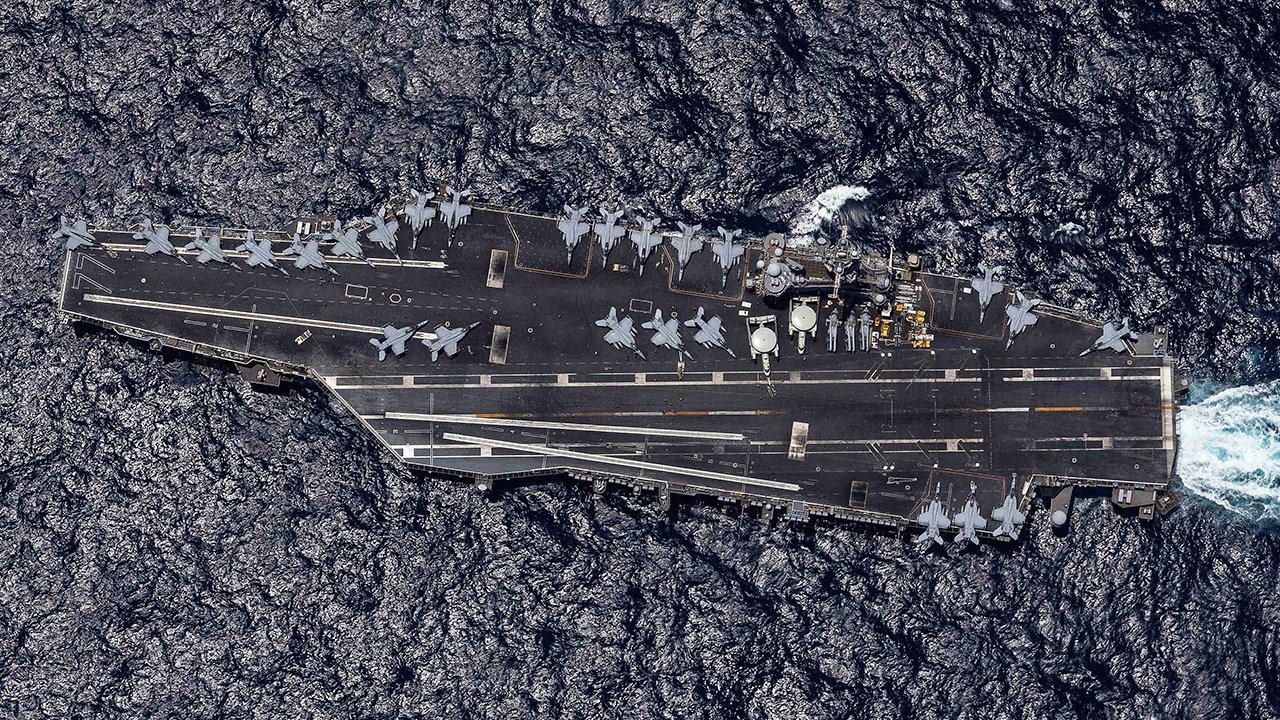Авианосец вошел в Карибское море после обвинений США в адрес Рауля Кастро