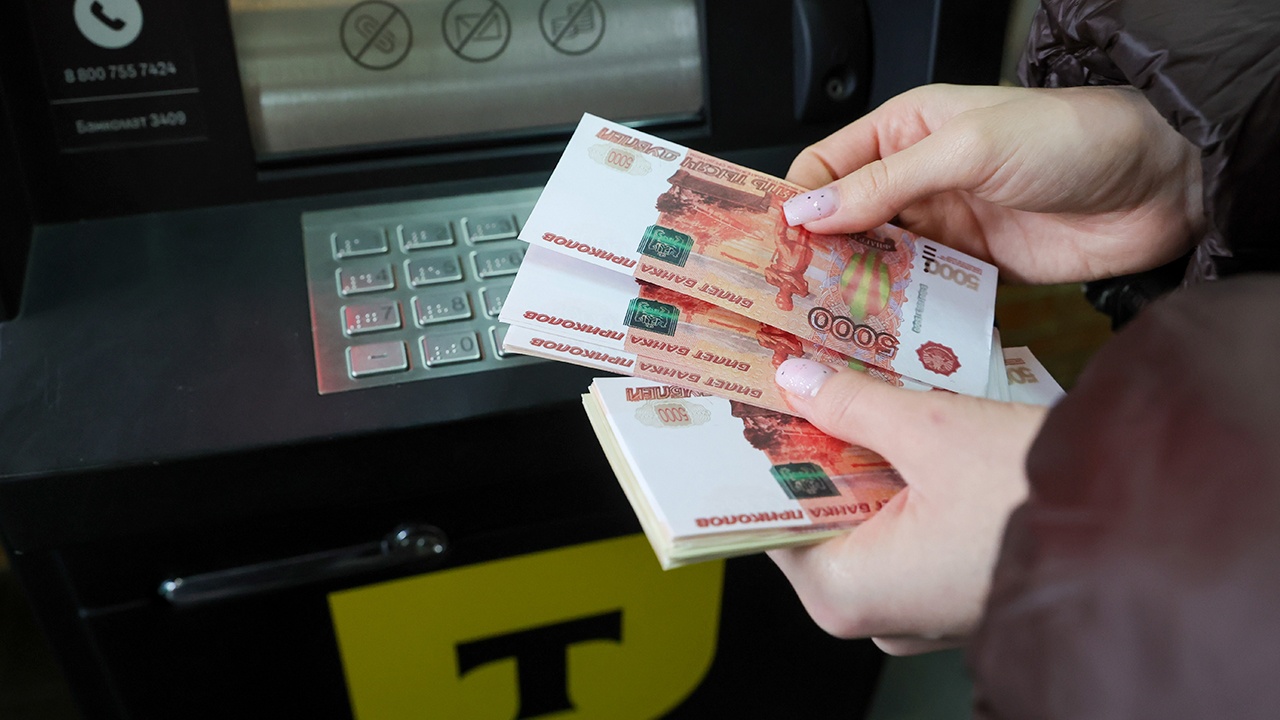ЦБ посоветовал банкам усилить контроль за внесением крупных сумм наличными