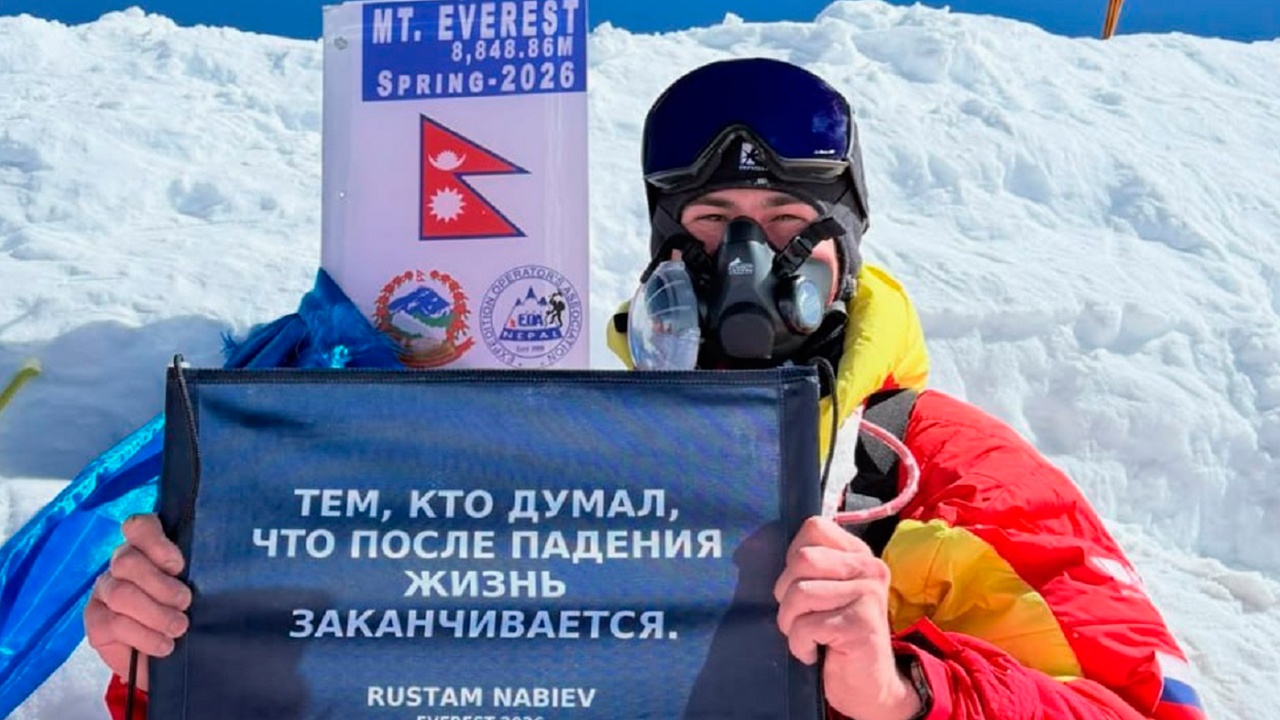 Россиянин Набиев первым в истории взошел на Эверест на одних руках