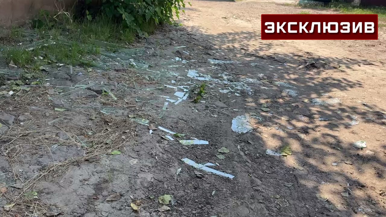 Ударная волна от атаки по общежитию в ЛНР выбила окна в соседних домах