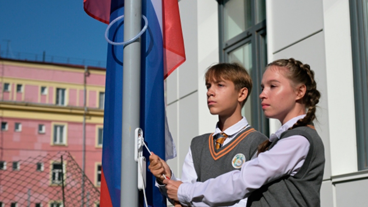 Минпросвещения предложило поднимать флаг на последнем звонке
