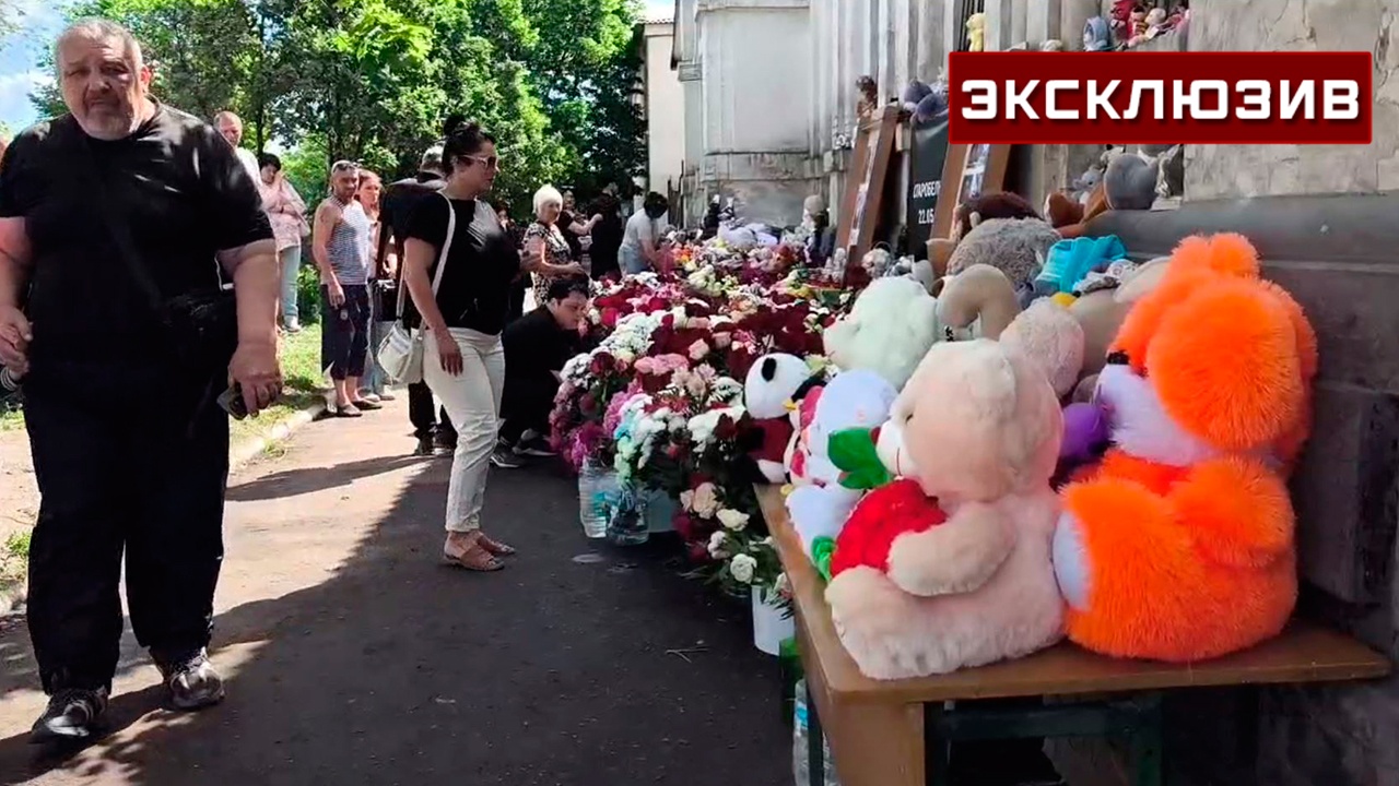 Стихийный мемориал в Старобельске утопили в цветах и игрушках