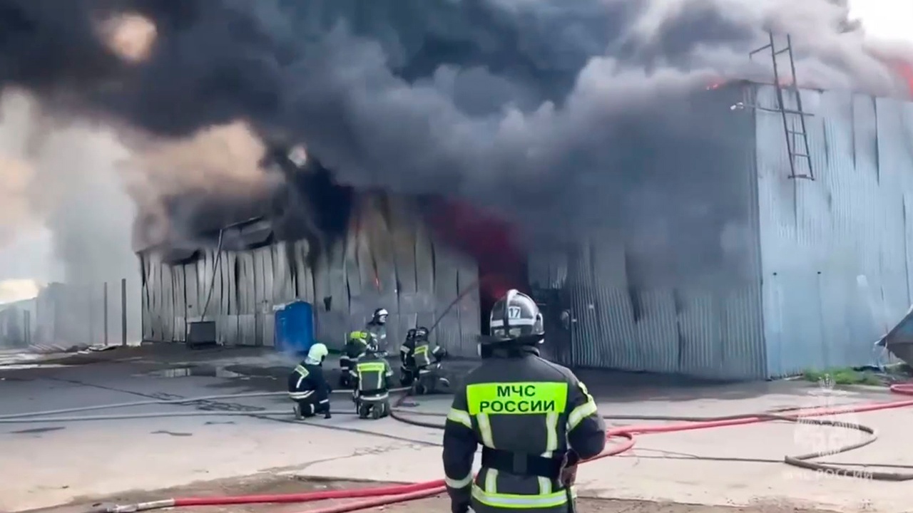 В Подмосковье загорелся склад на площади 4 700 квадратных метров