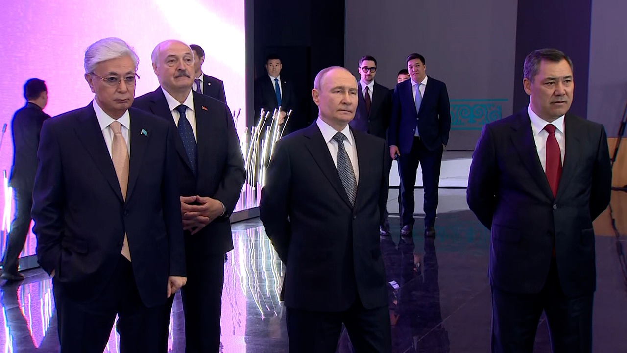 Путин посетил в Астане выставку о цифровых технологиях в ЕАЭС
