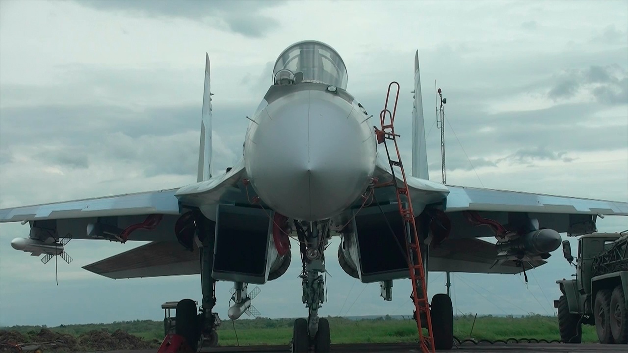 Истребитель Су-35С прикрыл вертолеты во время боевого дежурства