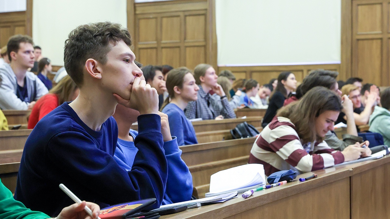Мединский предложил отправлять выпускников-бюджетников на отработку