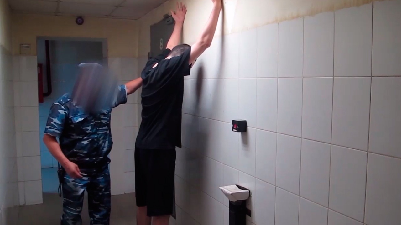 ФСБ опубликовала видео задержания и допроса помогавшего аферистам волгоградца