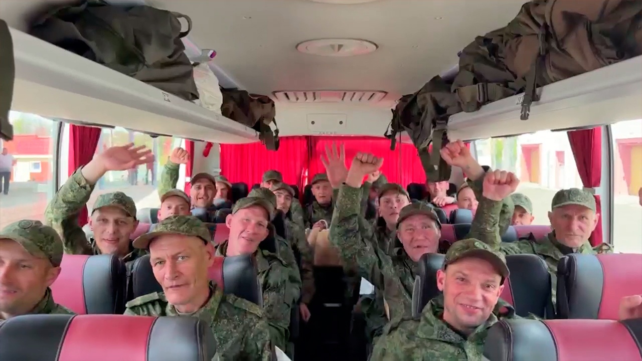 Минобороны показало кадры возвращения из плена российских военнослужащих