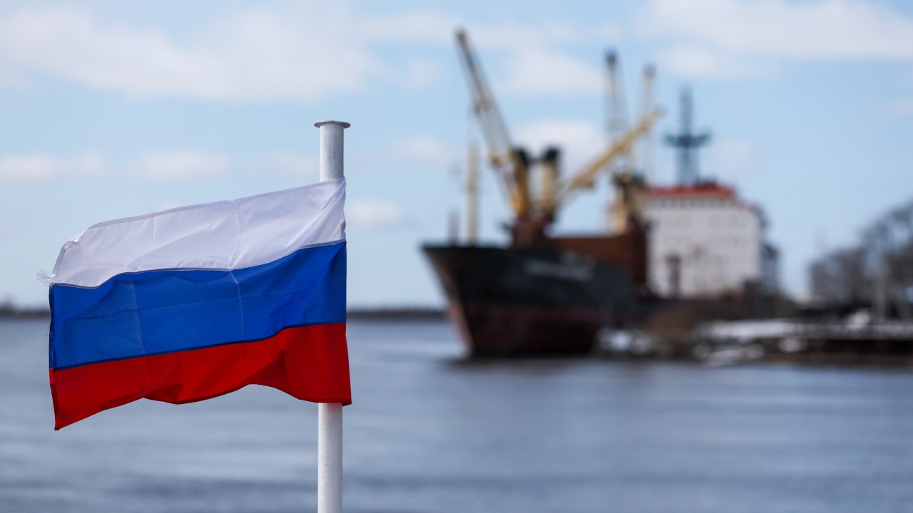 Путин поручил повысить привлекательность российского флага для торговых судов
