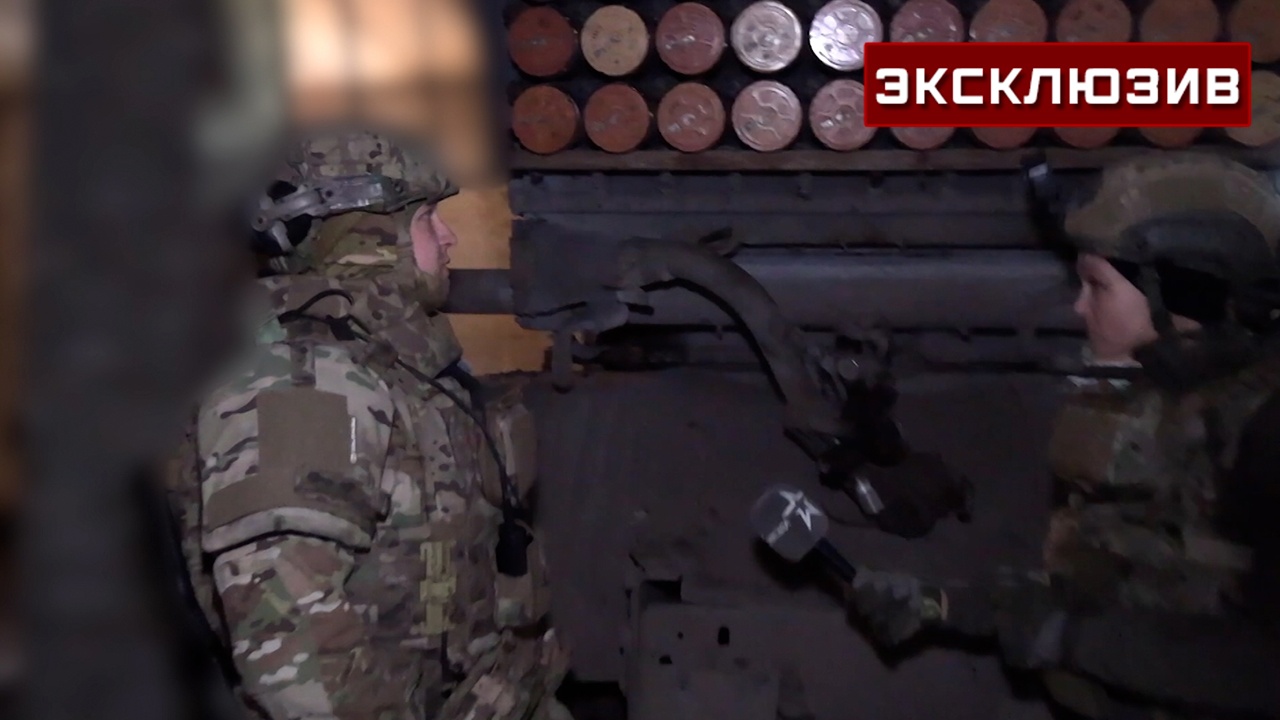 Комвзвода: верхние ряды направляющих «Града» засыпают песком для защиты