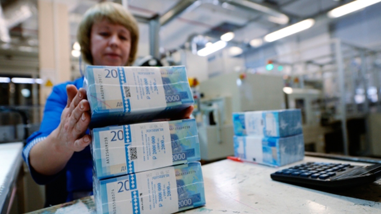 В России назвали отрасли с зарплатой свыше 200 тысяч рублей
