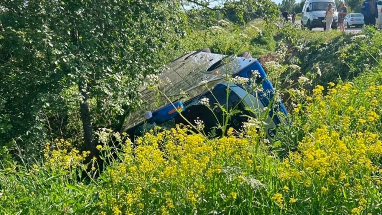 В Ярославской области 12 человек ранены в ДТП с туристическим автобусом