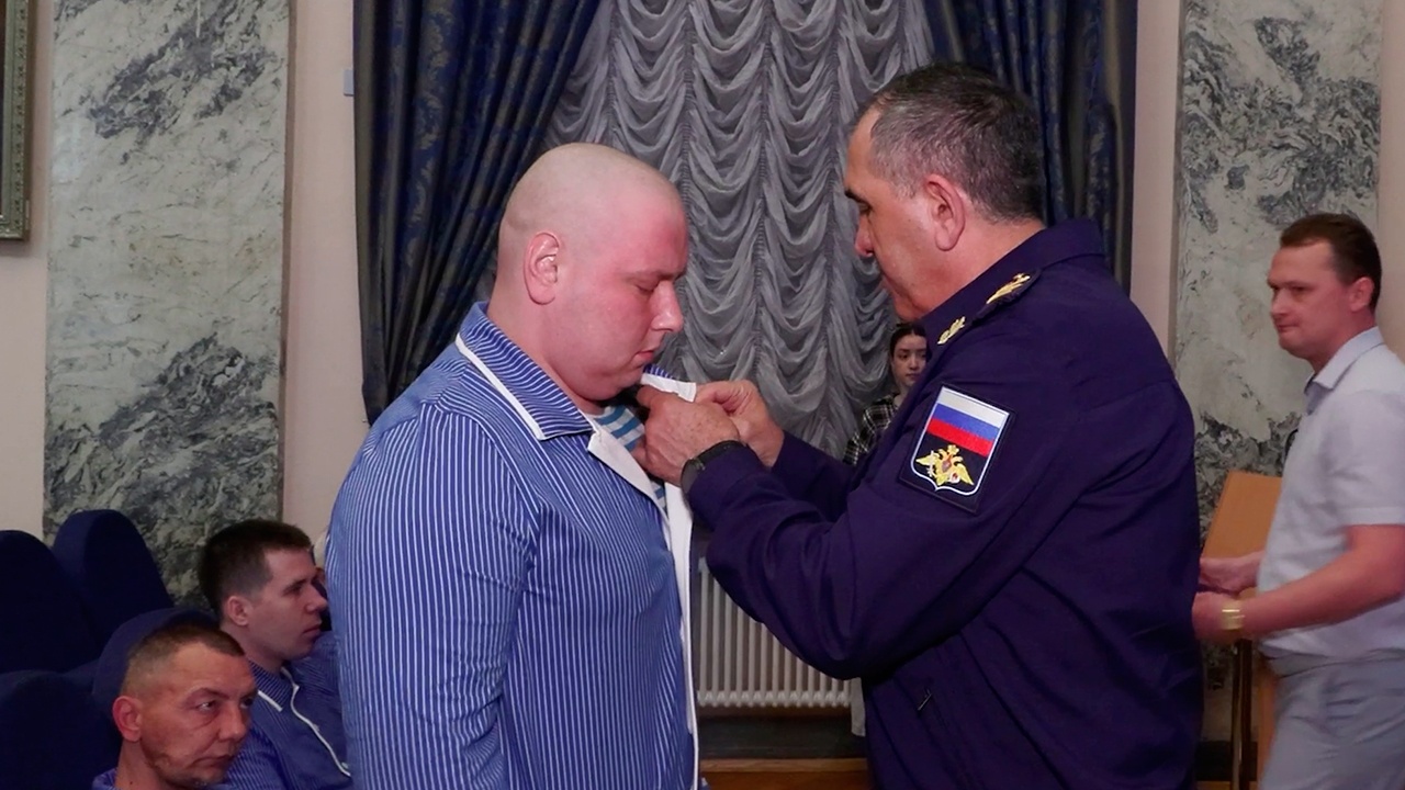 Евкуров вручил награды участникам СВО в госпитале имени Бурденко