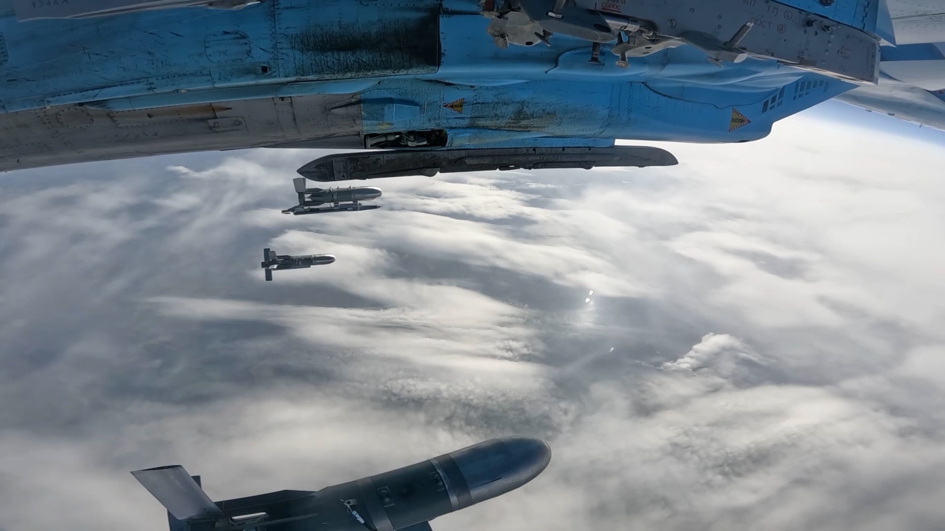 Летчики Су-34 поразили личный состав и опорник ВСУ