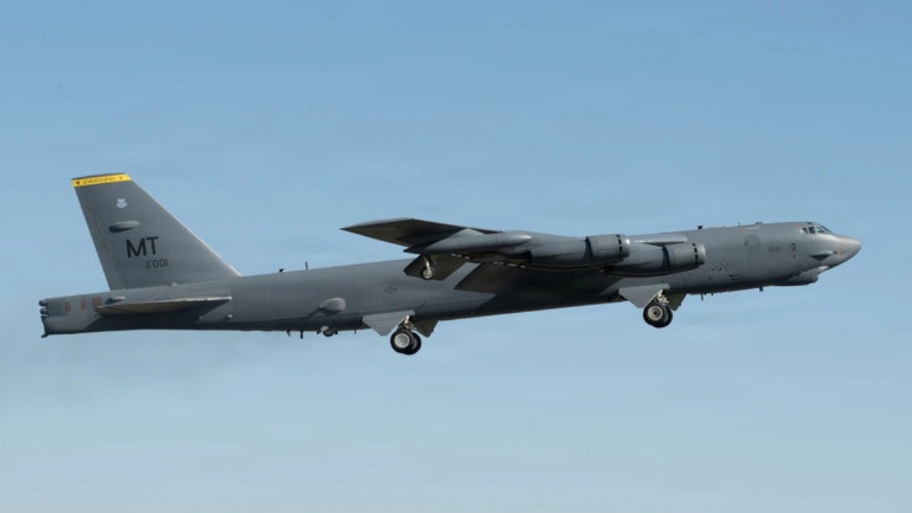 CNN: восемь членов экипажа погибли при крушении B-52 в Калифорнии