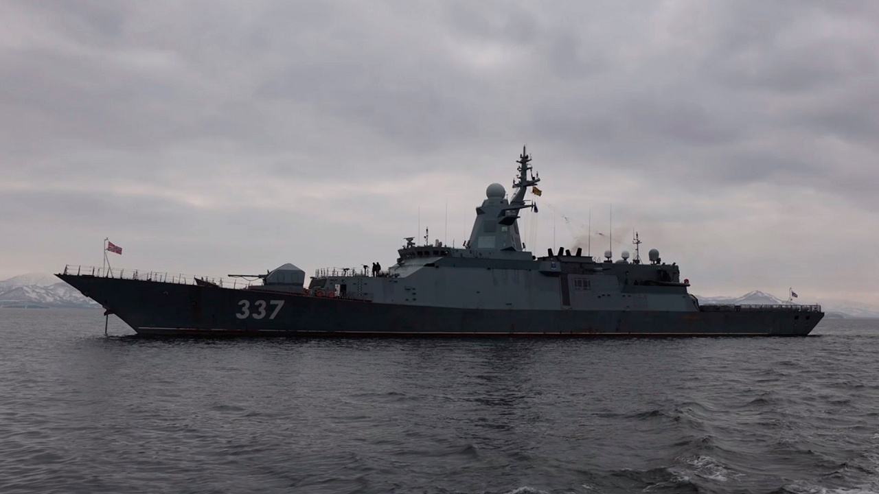 Корвет «Гремящий» отработал борьбу с морскими дронами и беспилотниками