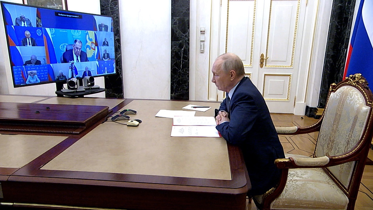 Путин провел оперативное совещание с Совбезом
