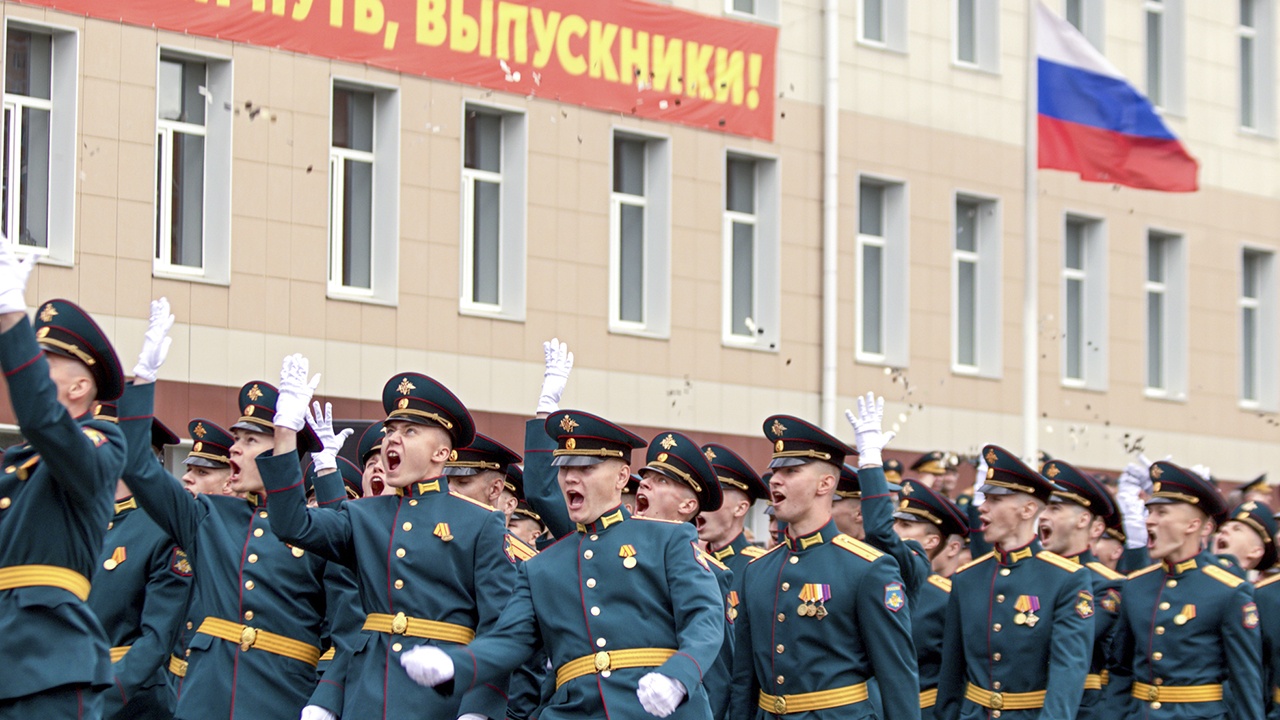 Осьмаков принял участие в церемонии выпуска офицеров-ракетчиков из Академии РВСН