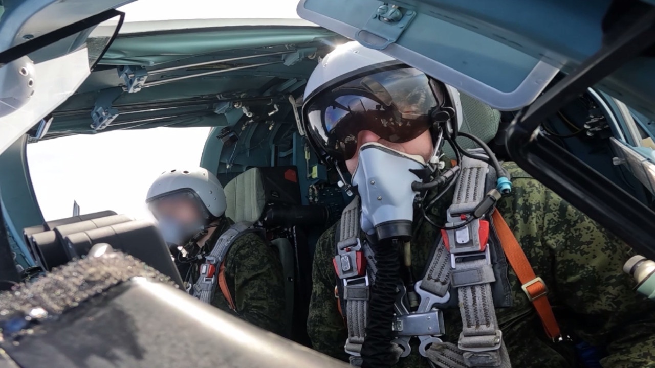 Экипаж Су-34 сбросил бомбы на пункты управления БПЛА боевиков