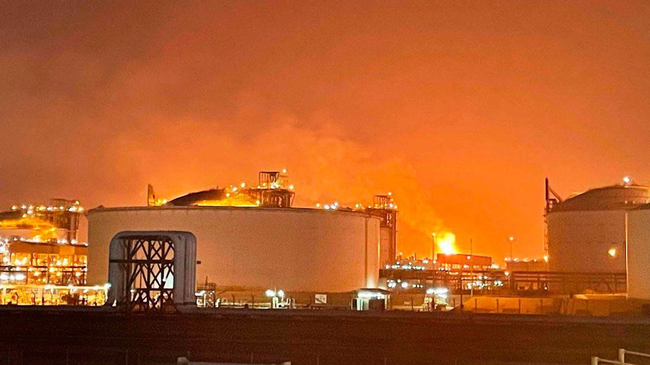 Минимум 54 человека пострадали при взрыве на заводе в Катаре