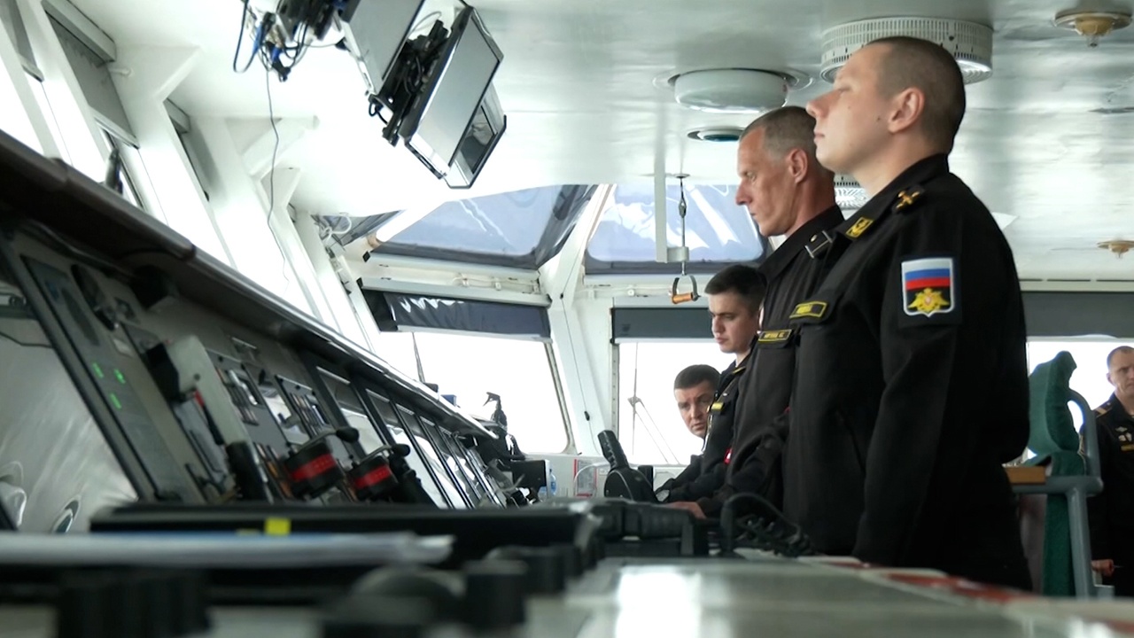 Моряки ТОФ оказали помощь условно аварийной подлодке в заливе Петра Великого