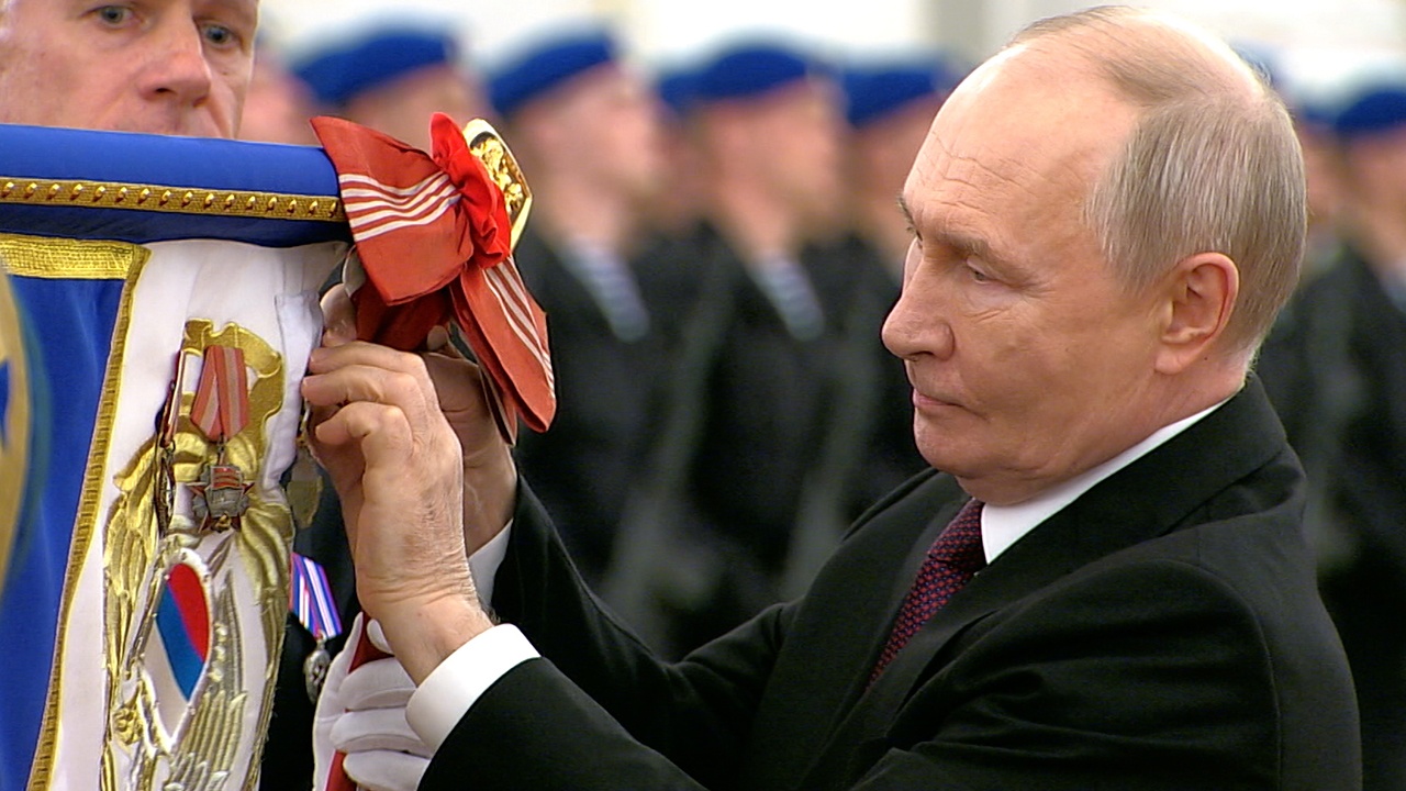 Путин вручил орден Жукова Президентскому полку ФСО России 