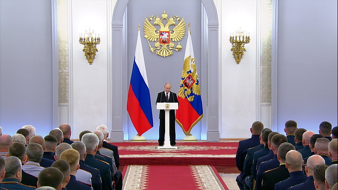 Путин встретился с выпускниками высших военно-учебных заведений 