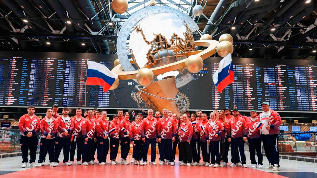 Российских штангистов допустили на соревнования с флагом и гимном
