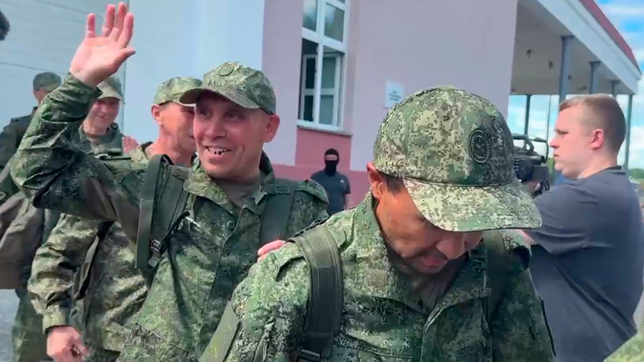 Опубликовано видео возвращения военнослужащих из плена