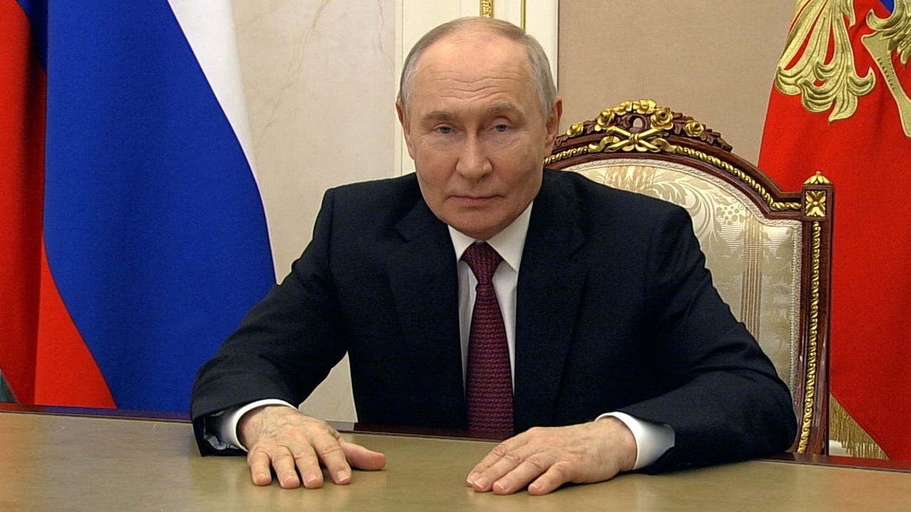 Путин поздравил выпускников с окончанием школы