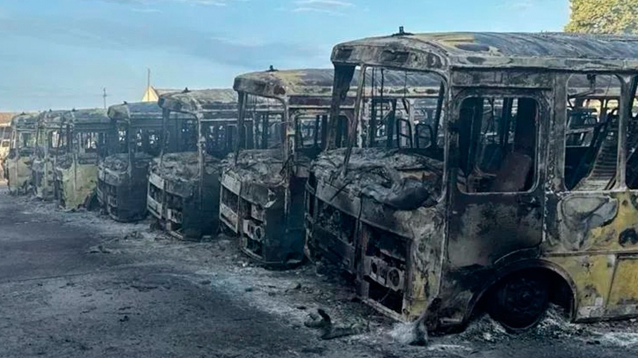В Херсонской области из-за удара ВСУ сгорели 14 школьных автобусов