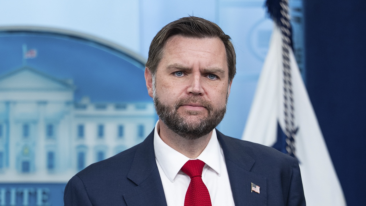 Вэнс: Китай опережает США в сфере искусственного интеллекта